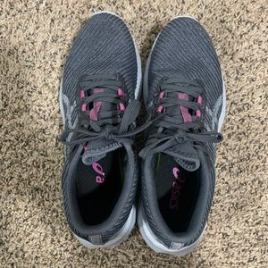 ASICS women’s versablast running sneaker